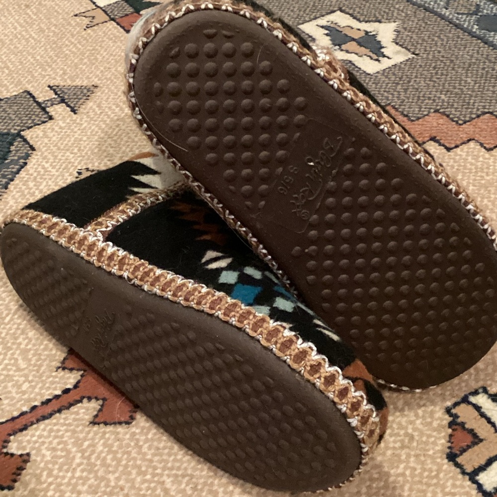 Cozy Geometric Patterned Roxy Slippers - Picture 3 of 4